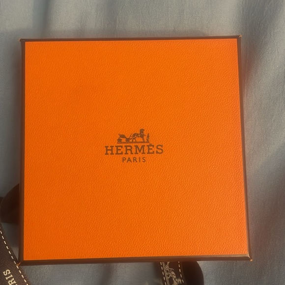 Hermes bracelet gift box to include ribbon. - Picture 2 of 4